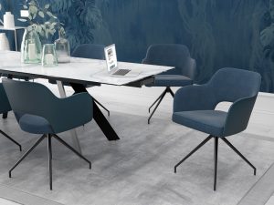 Chaise pivotante très confortable avec un tissu bleu et des accoudoirs confortables et pratiques