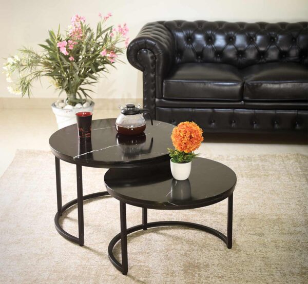 Set de 2 petites tables basses avec un plateau en décor marbre noir et piètement en métal noir