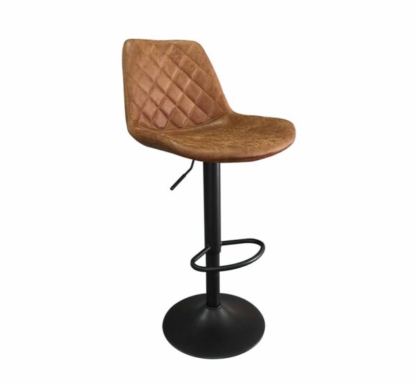 Tabouret de bar sur pied disque noir. Le pied est réglable en hauteur. Il est pourvu d'un repose pied. Le revêtement est en pu cognac