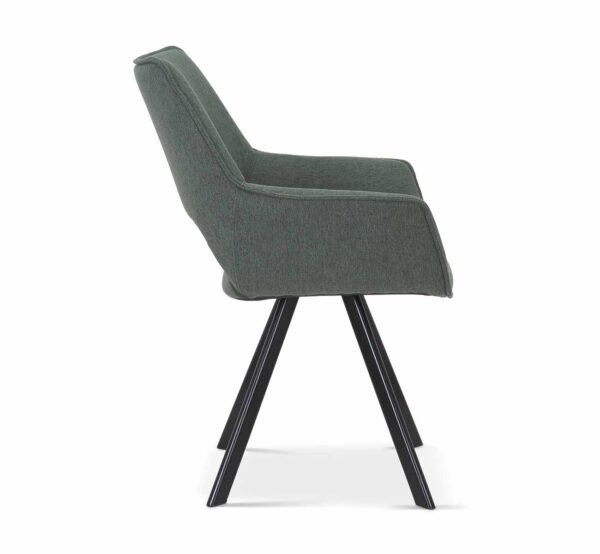 Chaise en tissu vert avec accoudoirs. Les pieds sont en métal noir mat